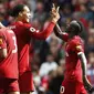 Penyerang Liverpool Sadio Mane bersama Virgil van Dijk dan Fabinho merayakan golnya ke gawang Newcastle United pada pekan kelima Liga Inggris di Anfield, Sabtu (14/9/2019).(AP Photo/Rui Vieira)