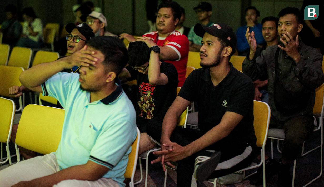 Ekspresi kecewa sejumlah pendukung Manchester United yang tergabung dalam United Indonesia Jakarta saat Roaring Night Liga Inggris 2023/2024 melawan Arsenal di Hotel Ibis, Tanah Abang, Jakarta, Sabtu (12/05/2024). (Bola.com/Bagaskara Lazuardi)