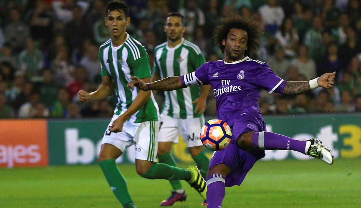 Proses gol yang dicetak bek Real Madrid, Marcelo, ke gawang Real Betis pada laga La Liga di Stadion Benito Vilamarin, Seville, Minggu (15/10/2016). Madrid menang 6-1 atas Betis. (Reuters/Marcelo Del Pozo)