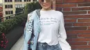 Si bungsu Kylie Jenner, dengan rambut blonde yang diikat keatas, Kylie tampil dengan rok mini jeans, dan kaos lengan panjangnya. Menyandangkan jaket jeans bermotif di sebelah tangannya, Kylie berpose menawan dengan gaya kasualnya. (Instagram/Kyliejenner)