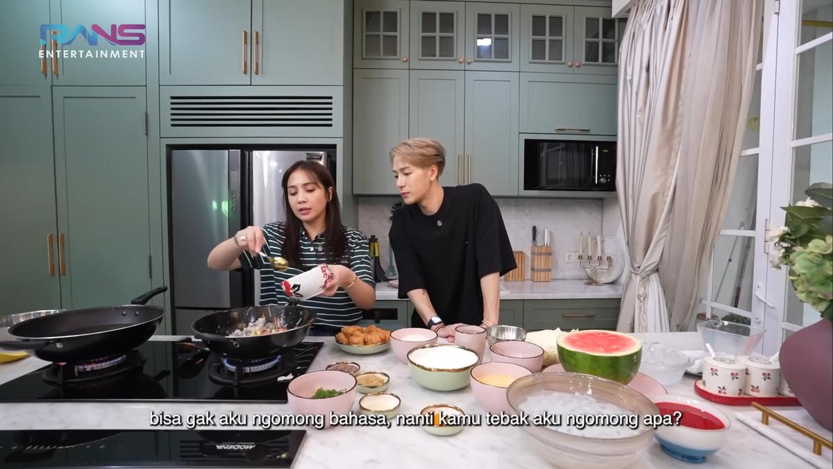 Akrab Bak Bestie, Potret Seru Pertemuan Perdana Nagita Slavina & Jackson Wang - Ngobrol Hingga Masak Takjil Bareng