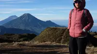 Memperingati Dirgahayu Kemerdekaan ke-73 Republik Indonesia, Mila Ayu Hariyanti, pendaki perempuan pemegang rekor MURI sebagai seven summiters perempuan tercepat, akan melakukan ekspedisi ke Puncak Trikora, Papua. (Liputan6.com/pool/Tri)