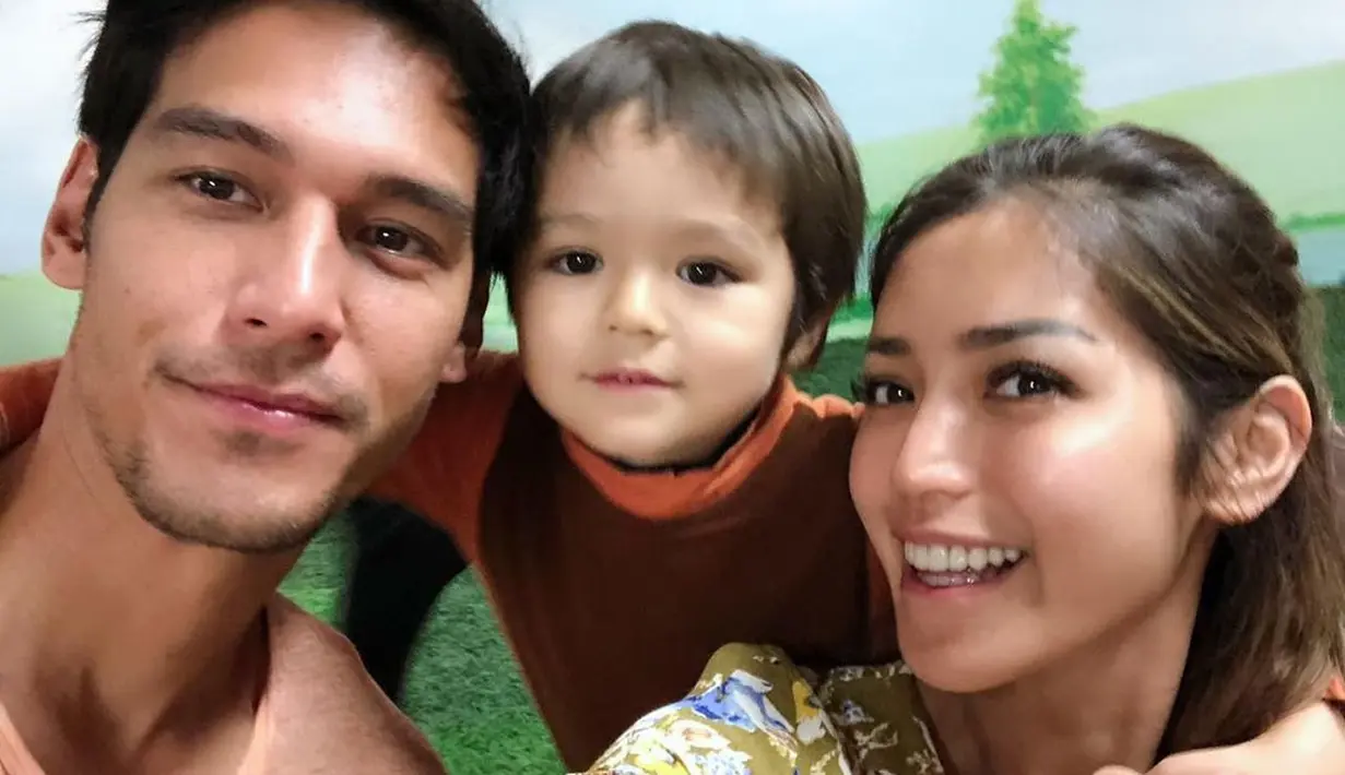 Pada Juni lalu, Aktor 31 tahun itu secara resmi bertunangan dengan kekasihnya, Jessica Iskandar di sebuah hotel mewah di kawasan Jakarta Selatan. (Liputan6.com/IG/@richo_kyle)