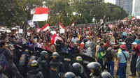 Demo massa berseragam putih abu-abu dan pramuka terjadi di kawasan Palmerah, Jakarta Pusat. (Liputan6.com/Ady Anugrahadi)