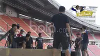 Pangerjaan panggung di Stadion Rajamangala, Thailand. (Bola.com/Vitalis Yogi Trisna)