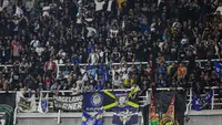 Para superter PSIM Yogyakarta yang hadir saat tim kesayangannya bertanding dengan Persebaya Surabaya&nbsp;pada BRI Super League 2025/2026 di Stadion Gelora Bung Tomo, Surabaya, Jumat (8/8/2025). (Bola.com/Abdul Aziz