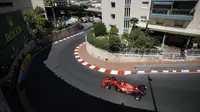 Pembalap Ferrari Charles Leclerc mengemudikan mobilnya pada latihan bebas kedua untuk balapan F1 GP di Sirkuit Monaco, Monaco, Kamis (20/5/2021). F1 GP Monaco akan berlangsung pada 23 Mei 2021. (AP Photo/Luca Bruno)
