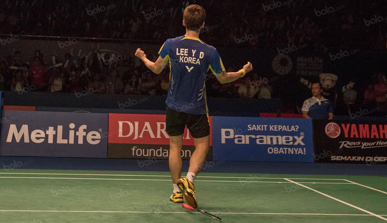 Usai laga, tak lupa Lee Yong-dae menyapa para penonton yang sepanjang laga sudah memberinya semangat tambahan sehingga berbuah kemenangan. (Bola.com/Vitalis Yogi Trisna)