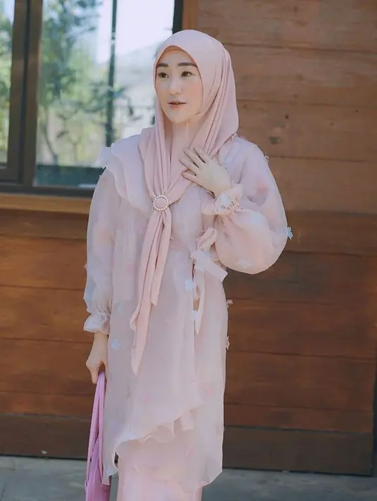 (Instagram/larissachou)