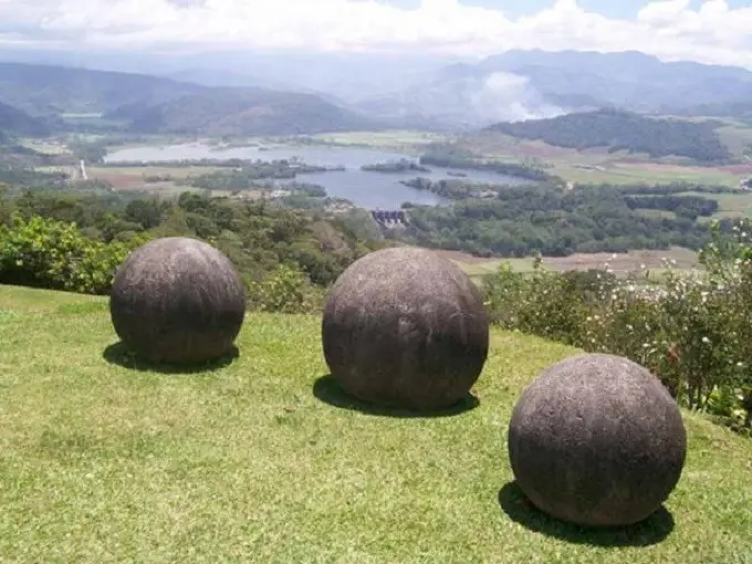 Bola batu raksasa tang muncul secara misterius di tengah hutan lebat di Costa Rica. (documentarytube.com)
