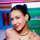 Saat menghadiri press conference serial terbaru Netflix, Night Shift for Cuties, Shenina tampil dengan riasan bernuansa feminin yang mengingatkan pada gaya para idol K-Pop. [@sheninacinnamon].