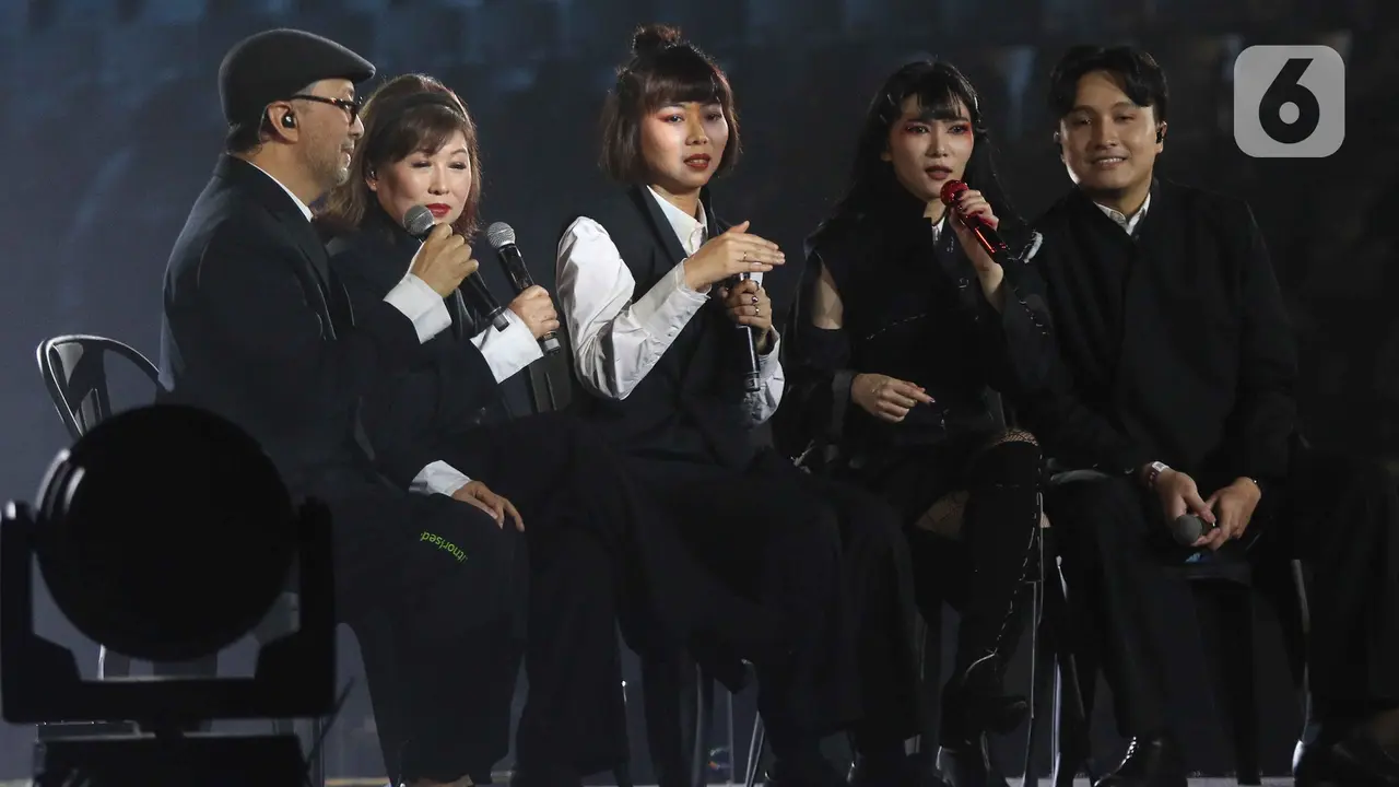 Momen Isyana Sarasvati Bernyanyi Bersama Keluarga di Konser Lost in Harmony