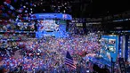 Balon-balon dijatuhkan setelah Wakil Presiden Amerika Serikat dan calon presiden dari Partai Demokrat Kamala Harris mengakhiri sambutannya pada hari keempat dan terakhir Konvensi Nasional Partai Demokrat (DNC) di United Center di Chicago, Illinois, pada tanggal 22 Agustus 2024. (Eva HAMBACH/AFP)