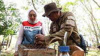 PT Pertamina EP (PEP) Sangatta Field bersama Kelompok Tani Hutan Trigona Reborn mengoptimalkan budidaya lebah kelulut sekaligus mendukung pengembangan pariwisata edukatif di area konservasi. (Dok Pertamina)