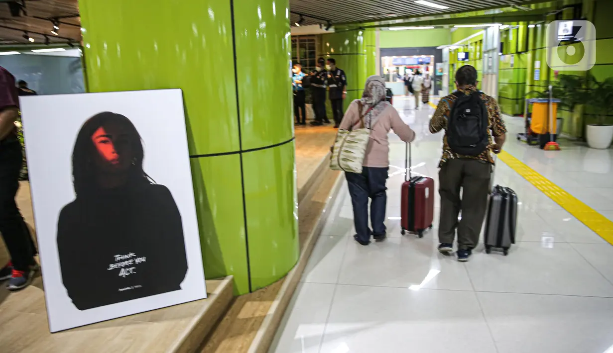 Foto terkait kampanye Hari Anti Kekerasan Terhadap Perempuan dipamerkan di Hall Stasiun Gambir, Jakarta, Jumat (9/12/2022). Sebanyak 16 karya foto dipamerkan di Hall Stasiun Gambir untuk memperingati Hari Anti Kekerasan Terhadap Perempuan. (Liputan6.com/Faizal Fanani)