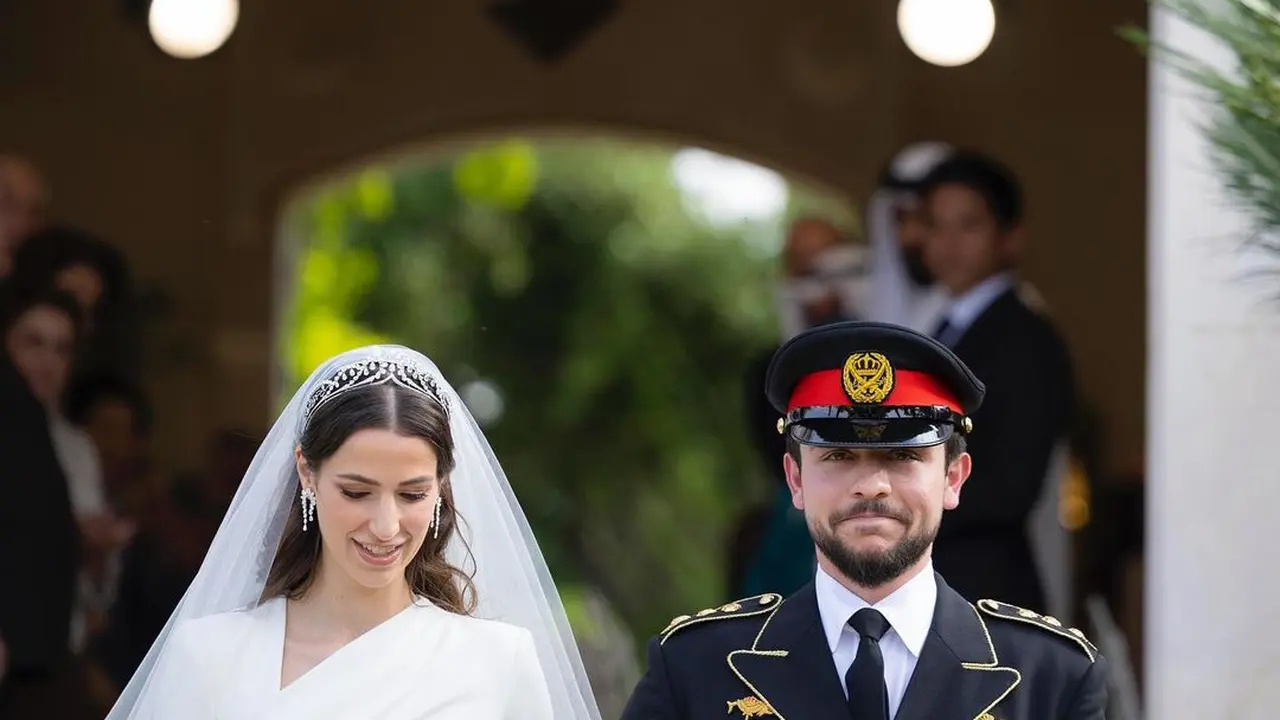 Kenakan Flat Shoes, Penampilan Rajwa Alseif yang Menikah dengan Putra Mahkota Hussein Yordania Tetap Menawan di Hari Pernikahan
