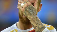 Pemain Spanyol, Sergio Ramos memiliki tato mawar dan nama ayahnya (Paqui) serta salib ditangan kirinya saat berlaga pada grup D Euro Cup 2016 melawan Kroasia di Stadion Matmut Atlantique, Bordeaux, (22/6/2016). (AFP/Loic Venance)