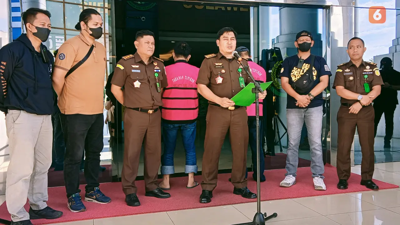 Kasi Penkum Kejati Sulsel Soetarmi menyebutkan kedua buronan masing-masing Frederik dan Awaludin ditangkap di Makassar (Liputan6.com/Eka Hakim)