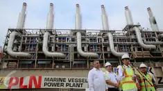 Presiden Joko Widodo memberikan keterangan pers usai meresmikan Marine Vessel Power Plant di Pelabuhan IPC, Jakarta, Selasa (8/12/2015). Marine Vessel Power Plant adalah kapal buatan Turki yang disewa oleh PLN selama 5 tahun. (Liputan6.com/Faizal Fanani)