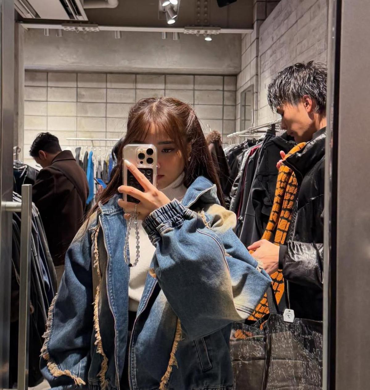 Fuji Bagikan Foto Mirror Selfie Saat Liburan di Jepang, Selalu Dipuji Cakep dari Netizen