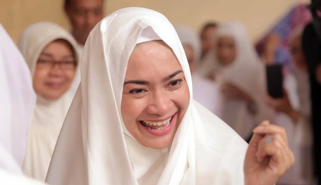 "Saya tidak nunggu, daftar tahun ini dan proses visanya bisa keluar. Rejeki dari Allah, saya dan mas Agung ke tanah suci karena saya sendiri. Mohon doanya aja berjalan lancar, supaya bisa beribadah dengan khusyuk," tukas Ikke. (Nurwahyunan/Bintang.com)