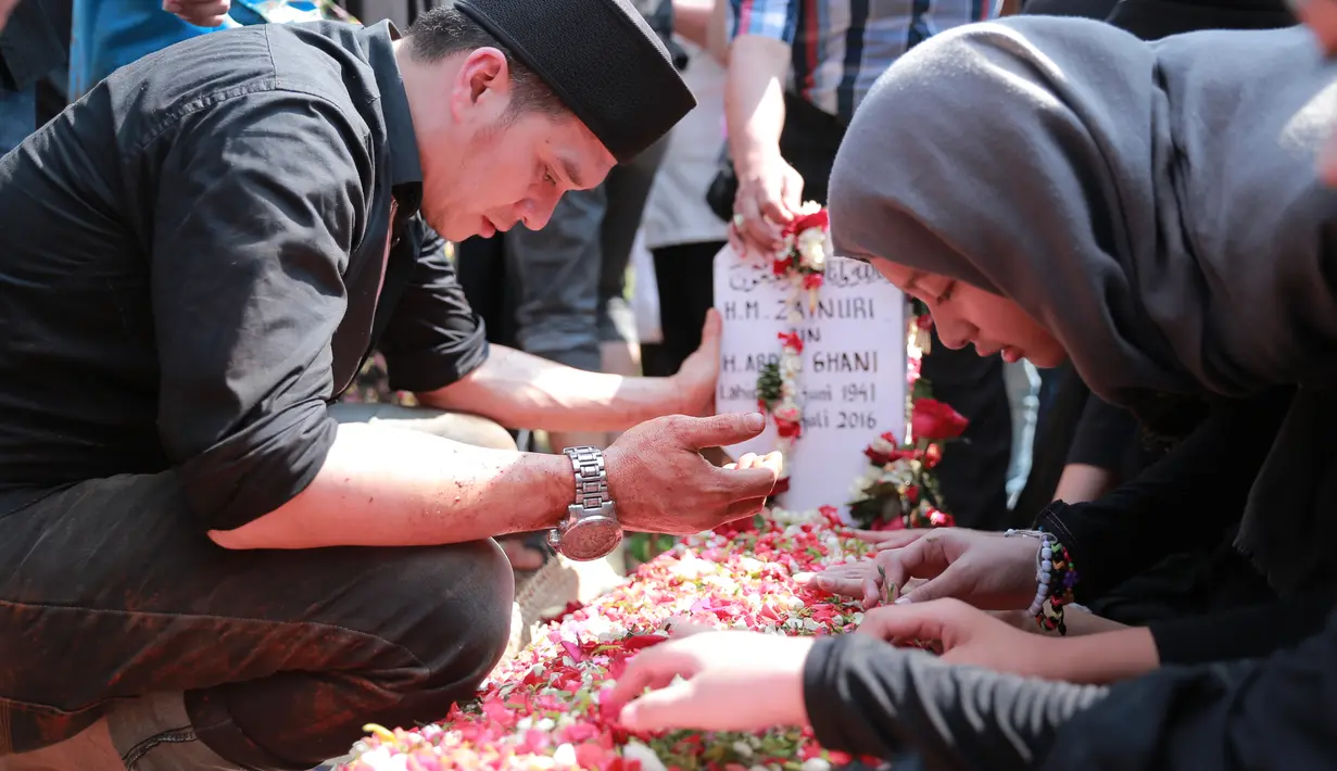 Banyak yang tidak menyangka, ayahnya HM Zainuri akan dipanggil secepat itu. Fadly dan Fadlan tidak menyangka lantaran, ayanya masih aktif dalam kegiatannya. (Adrian Putra/Bintang.com)