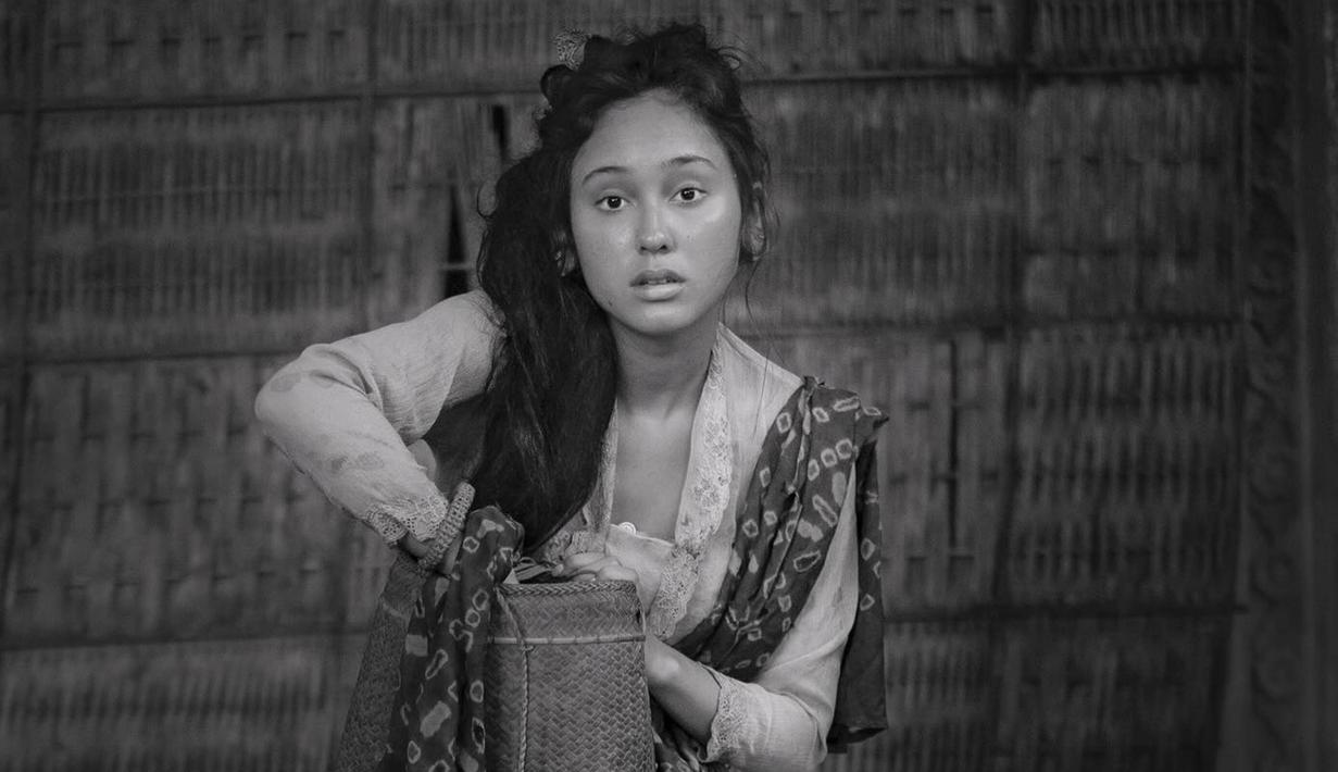 Jalani pemotretan bertema vintage, sosok Yasmin Napper tampil mencuri perhatian. Terliaht sebagai masyarakat zaman dahulu, sosoknya dengan rambut yang agak kusut dan kebaya ini menuai banyak sorotan netizen. Ditambah dengan hasil foto hitam putih ini semakin menegaskan kesan jadul dalam pemotretannya. (Liputan6.com/IG/@yasminnapper)