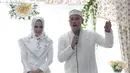 Pasangan yang sudah menikah siri pada November 2017 ini, terlihat khusyu menyimak lantunan ayat suci alquran, tausiyah, serta doa di acara pengajian tersebut. (Nurwahyunan/Bintang.com)