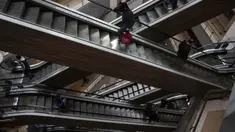 Orang-orang menaiki eskalator yang kosong saat pembukaan kembali pusat perbelanjaan Costanera di Santiago, Chile, 18 Agustus 2020. Pihak berwenang Chile berharap melanjutkan peta jalan untuk membuka kembali Ibu Kota secara penuh, sambil menerapkan jarak sosial yang ketat. (AP Photo/Esteban Felix)