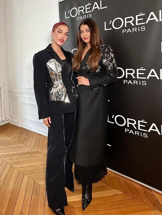 Aishwarya Rai juga tak kalah menawan. Ia mengenakan dress bermotif kimono dengan beads di bagian atasannya. Perpaduan pleated skirt dan boots heels menjadi pemanis dan penyempurna penampilan Aishwarya Rai di sini. [Foto: Instagram/tasyafarasya]