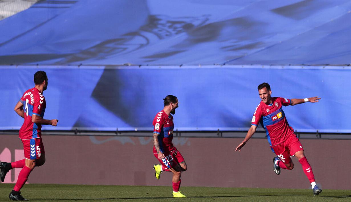 Pemain Elche, Dani Calvo, melakukan selebrasi usai mencetak gol ke gawang Real Madrid pada laga Liga Spanyol di Stadion Alfredo di Stefano, Sabtu (13/3/2021). Real Madrid menang dengan skor 2-1. (AP/Bernat Armangue)