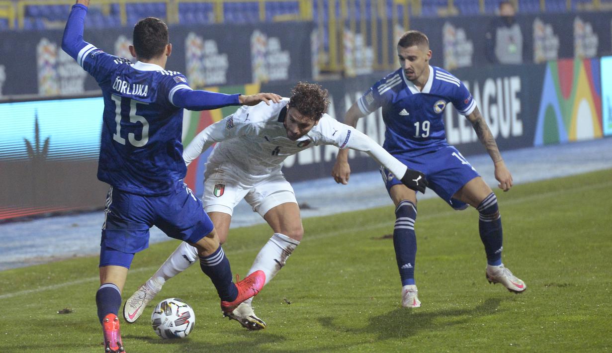 Gelandang Italia, Manuel Locatelli, berebut bola dengan gelandang Bosnia, Josip Corluka, pada laga UEFA Nations League 2020/2021 di Grbavica Stadium, Kamis (19/11/2020) dini hari WIB. Italia menang 2-0 atas Bosnia. (AP Photo/Kemal Softic)