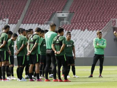 Pelatih Timnas Indonesia, Simon McMenemy, memberikan arahan kepada anak asuhnya saat latihan jelang laga Kualifikasi Piala Dunia 2022 di SUGBK, Jakarta, Rabu (2/10). Indonesia akan berhadapan dengan Uni Emirat Arab. (Bola.com/M Iqbal Ichsan)