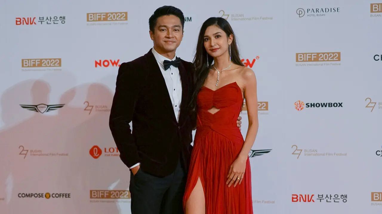 Mikha Tambayong dan Deva Mahenra Hadiri Opening Ceremony Busan International Film Festival 2022. (Foto: Disney+ Hotstar)