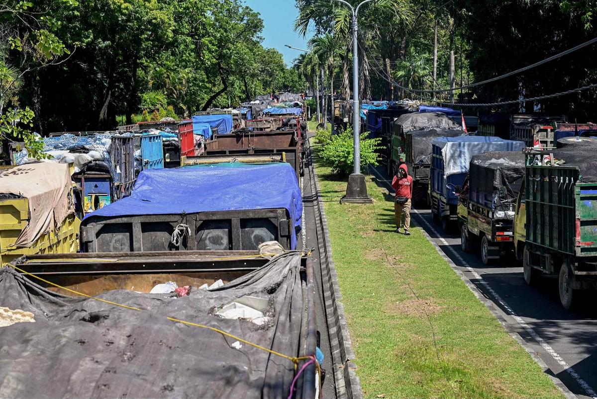 FOTO: Ratusan Truk Sampah Datangi Kantor Lingkungan Hidup Bali Nusra