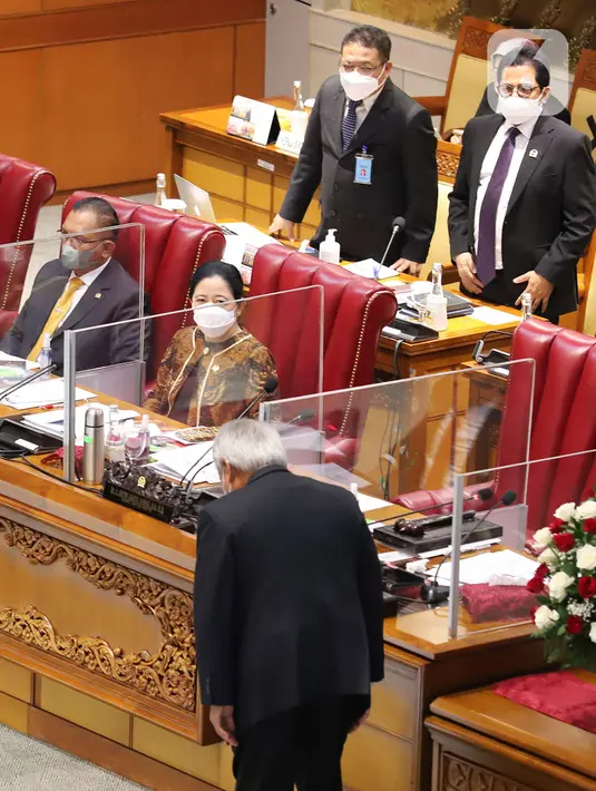 Menteri PUPR Basuki Hadimuljono (kiri) bersiap menyerahkan dokumen kepada Ketua DPR Puan Maharani (kanan) pada Rapat Paripurna ke-11 Masa Persidangan II Tahun Sidang 2021-2022 di Kompleks Parlemen, Jakarta, Kamis (16/12/2021). (Liputan6.com/Anga Yuniar)