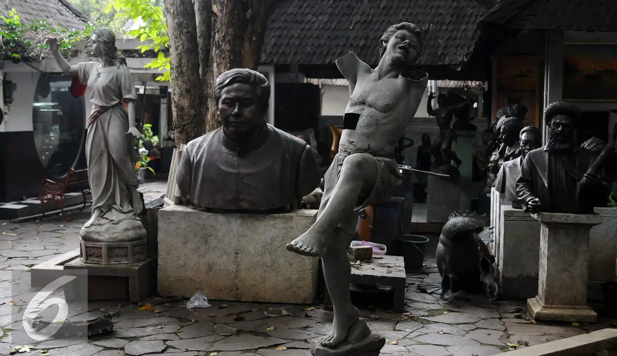 Patung-patung dipajang di sudut kios Pasar Seni Ancol, Jakarta, Rabu (9/11). Meski terbilang sepi pengunjung, beberapa seniman memilih tetap bertahan dan terus berkarya di Pasar Seni Ancol. (Liputan6.com/Helmi Fithriansyah)