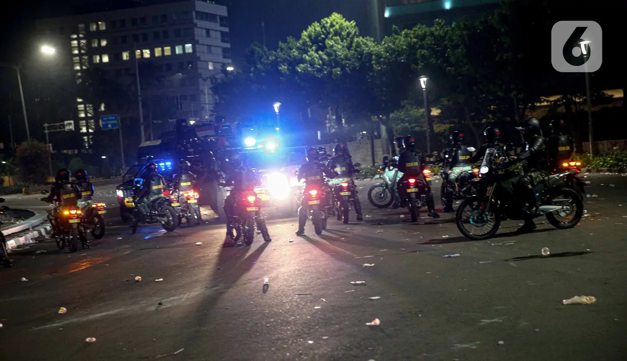 Tentara berjaga usai demonstrasi yang berujung anarkis di kawasan Bundaran HI, Jakarta, Kamis (8/10/2020). Massa membakar sejumlah barang saat demonstrasi menolak pengesahan UU Cipta Kerja. (Liputan6.com/Faizal Fanani)