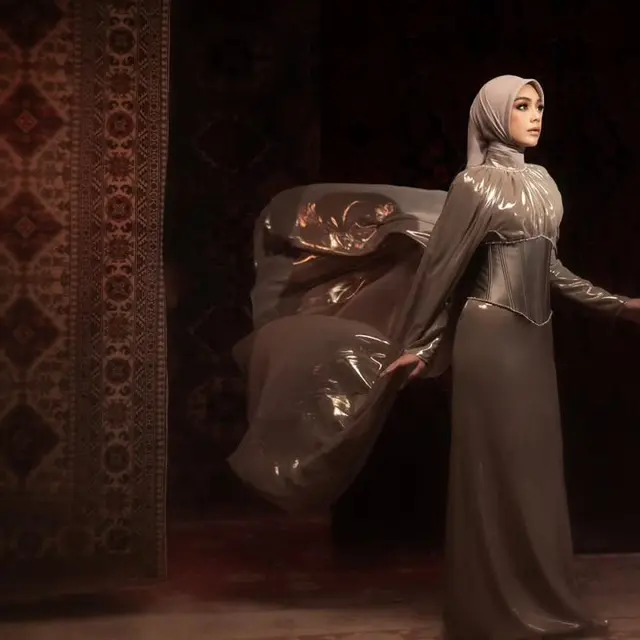 Celine Evangelista Pakai Gaun Cape Elegan