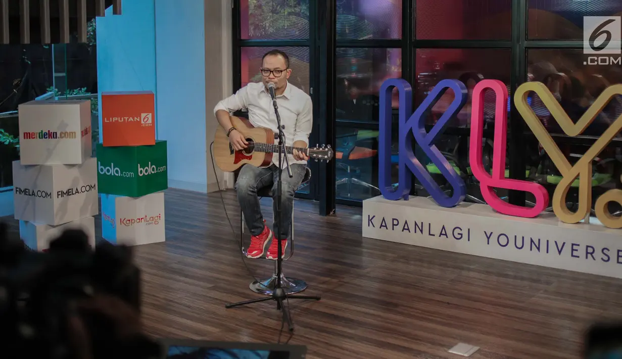 Penampilan Menteri Ketenagakerjaan M. Hanif Dhakiri saat hadir menjadi bintang tamu dalam acara KLY Lounge di Gedung KLY, Gondangdia, Jakarta, Jumat (5/10). Hanif Dhakiri menyanyikan salah satu lagu Anji "Menunggu Kamu". (Liputan6.com/Faizal Fanani)