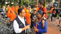 Mendikbud Anies Baswedan menyapa warga dan anaknya pada Car Free Day di kawasan Thamrin, Jakarta, Minggu (17/7). Anies mengkampanyekan imbauan kepada orangtua untuk mengantarkan anak sekolah pada hari pertama masuk sekolah. (Liputan6.com/Gempur M Surya)