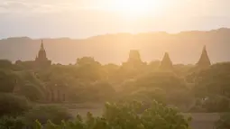 Kubah dan puncak menara kota kuil Bagan di Myanmar menandai sebuah pulau yang tenang di tengah berkecamuknya perang saudara di negara tersebut. (Sai Aung MAIN / AFP)