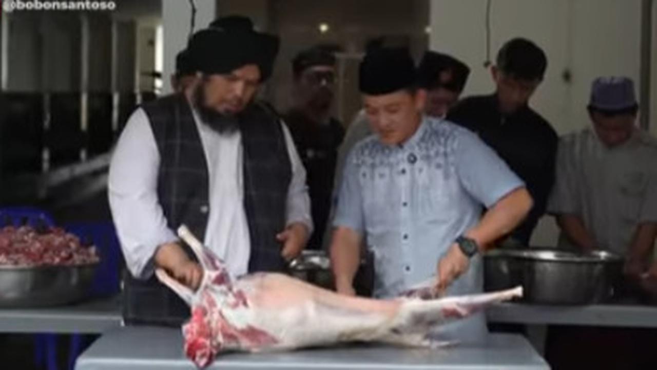 Jelang Buka Puasa Bobon dan Ustaz Derry Sulaiman Masak 9 Ekor Kambing