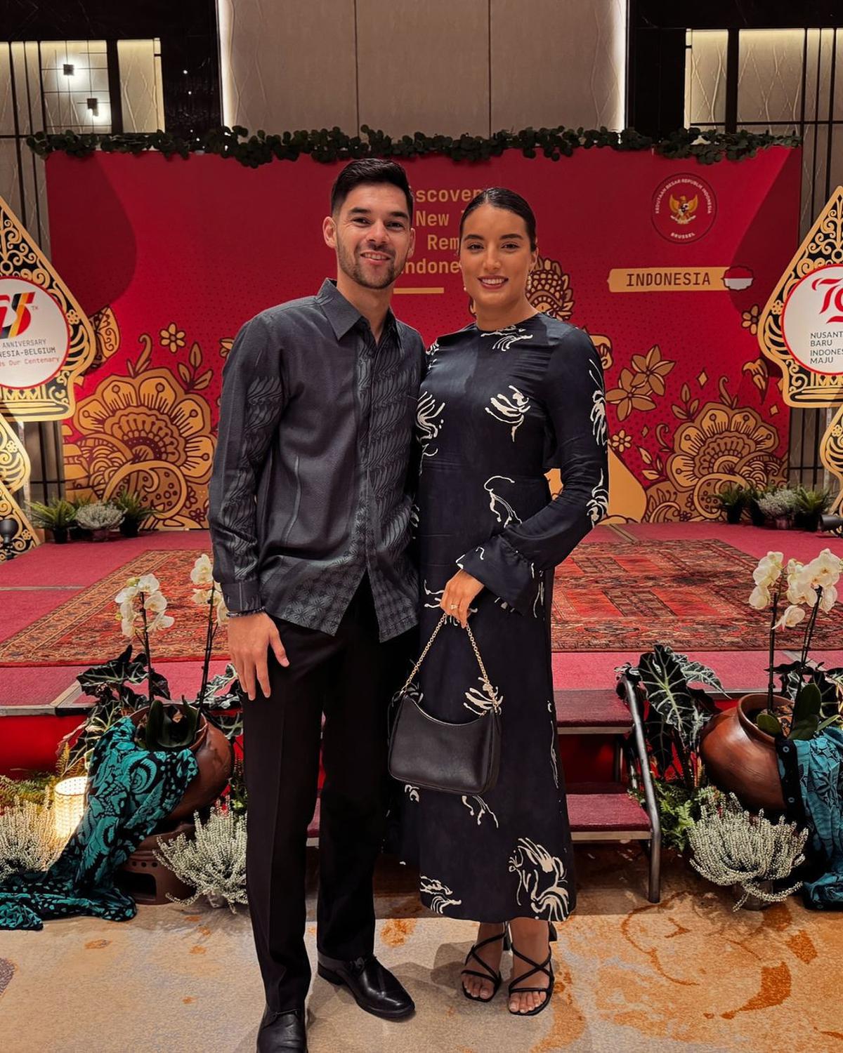 Pemain Timnas Naturalisasi Sandy Walsh Unggah Momen Kenakan Batik