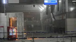 Kondisi pintu masuk Bandara Atarturk, Istanbul, Turki, yang dihantam ledakan bom, Selasa (28/6). Bom bunuh diri tersebut setidaknya menewaskan 36 orang dan hampir 150 lainnya terluka. (140journo/via Reuters)