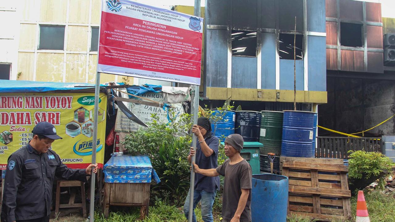 FOTO: KLH Segel Gudang Pestisida di Tangerang Selatan Terkait Pencemaran Sungai Cisadane