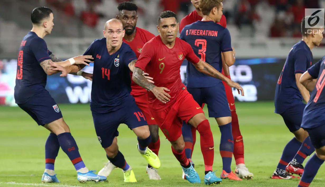 Penyerang Timnas Indonesia, Alberto Goncalves (tengah) mencoba lolos dari kawalan pemain Thailand, Manuel Tom Bihr pada laga Grup G Penyisihan Kualifikasi Piala Dunia 2022 zona Asia di Stadion Utama GBK, Jakarta, Selasa (10/9/2019). Indonesia kalah 0-3. (Liputan6.com/Helmi Fithriansyah)