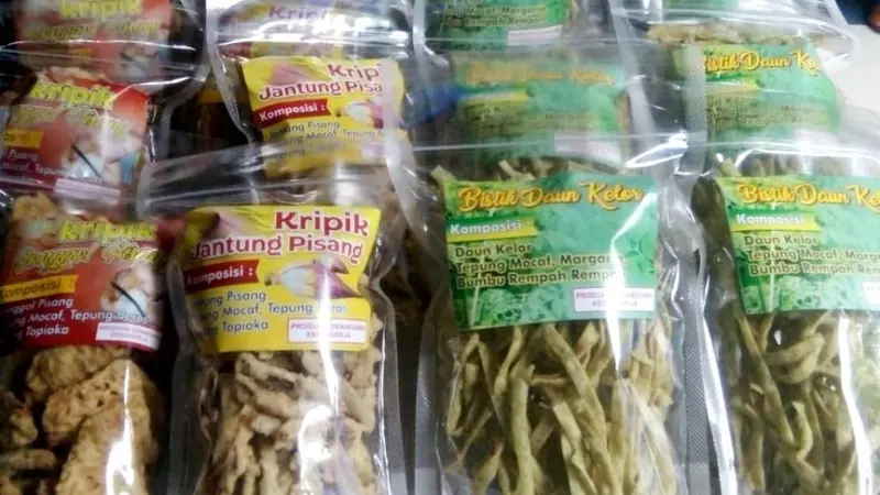 Keripik bonggol pisang, pare, jantung dan daun bayam dengan tepung mocaf yang diproduksi Pesantren Ell Firdaus, Tambaksari, Cilacap. (Foto: Liputan6.com/Tahrir untuk Muhamad Ridlo).