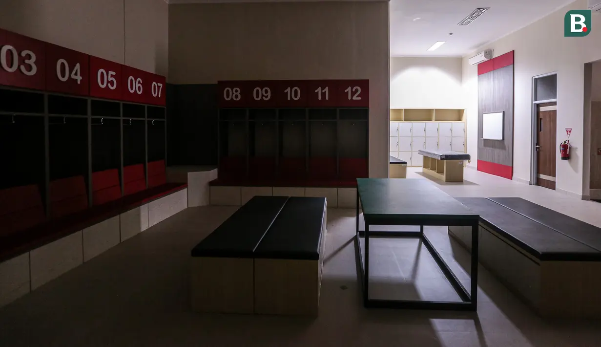 Ruang ganti Stadion Si Jalak Harupat, Kecamatan Kutawaringin, Kecamatan Bandung, Jawa Barat yang tengah dipersiapkan untuk salah satu venue Piala Dunia U-17 2023 pada Sabtu (21/10/2023). (Bola.com/Bagaskara Lazuardi)