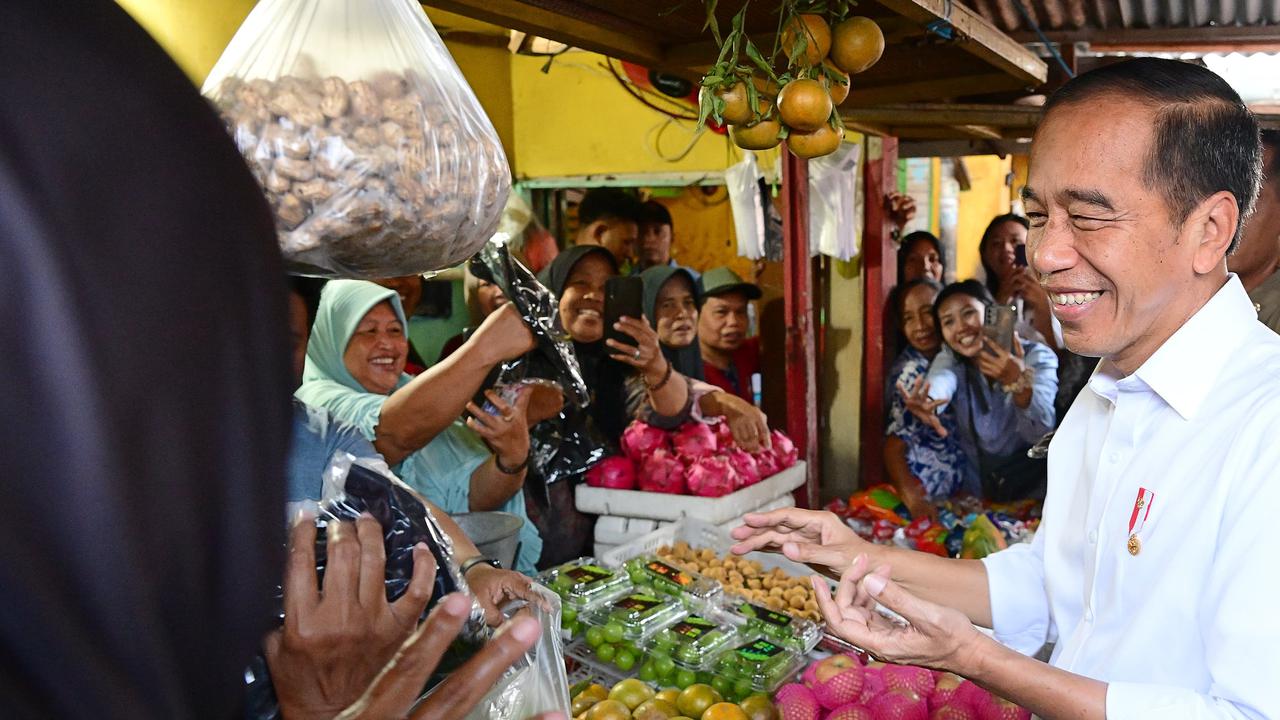 VIDEO: Reaksi Tak Puas Jokowi Cek Telur Rp24.000 saat Blusukan Pasar "Harga Terlalu Rendah"
